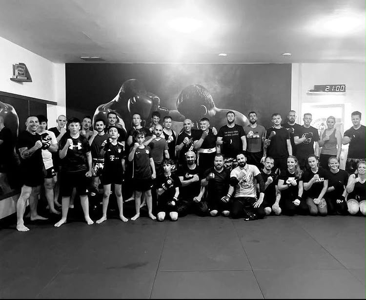 Die Fightholics-Familie nach dem gemeinsamen Training im Gym