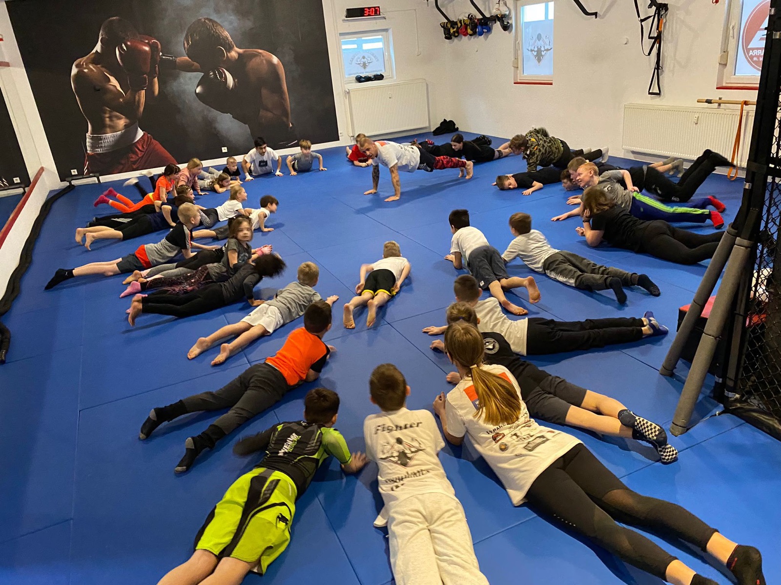 Kindergruppe beim Aufwärmen im Fightholics Gym