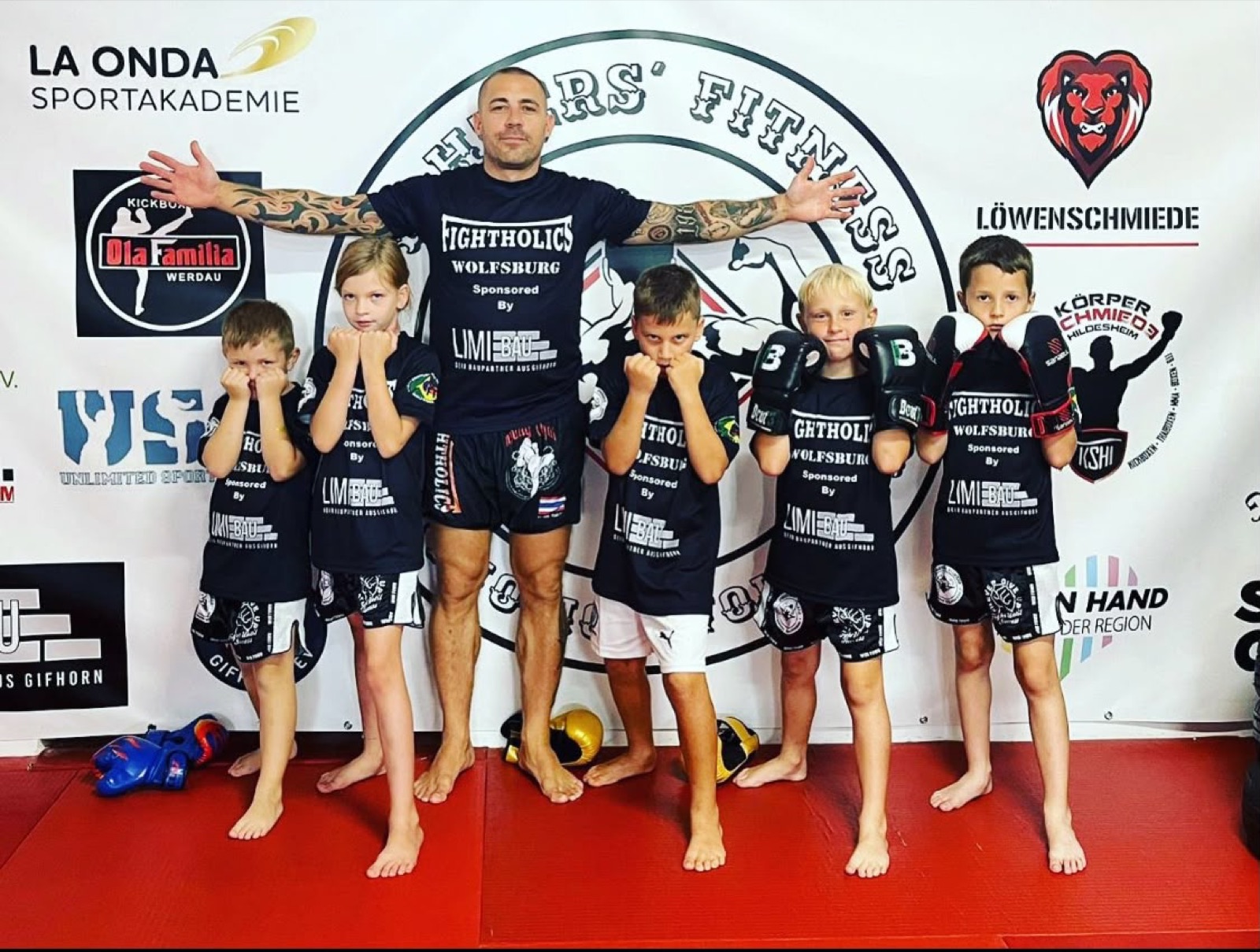Trainer Lars mit einer kleinen Kindergruppe beim Training